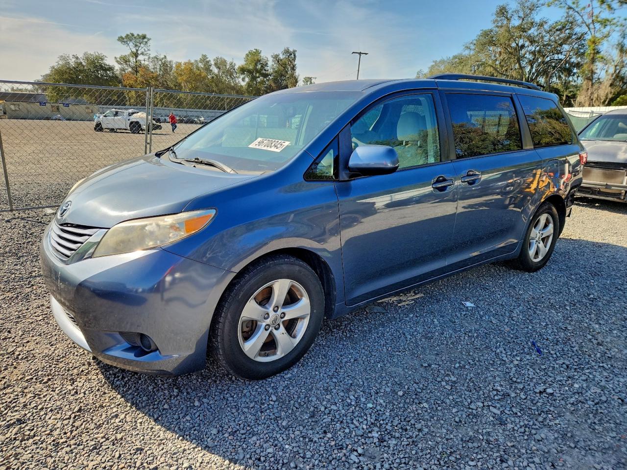 2015 TOYOTA SIENNA LE — REAR END damage — photo 1