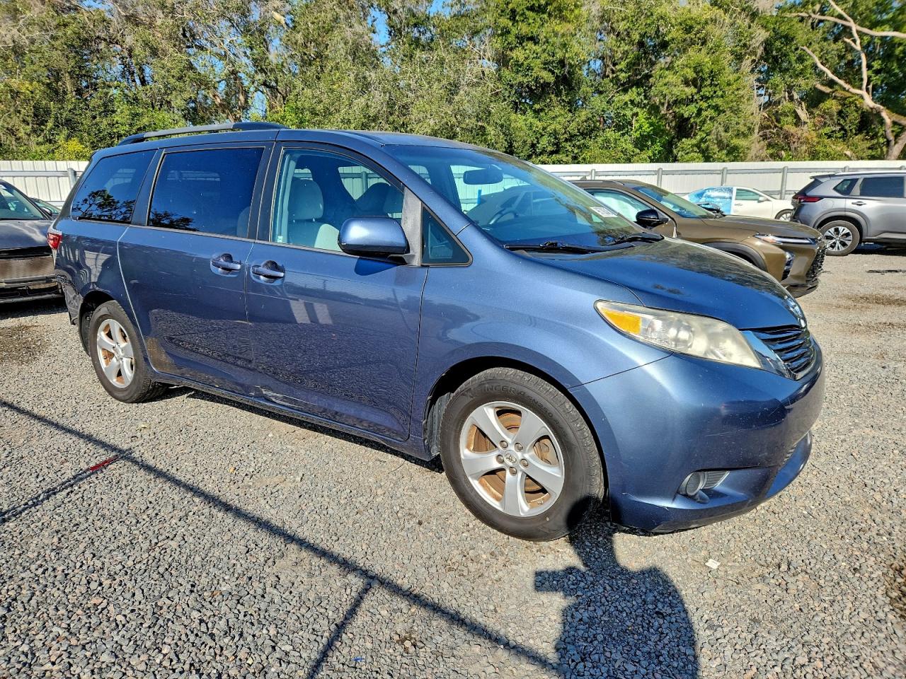 2015 TOYOTA SIENNA LE photo 4