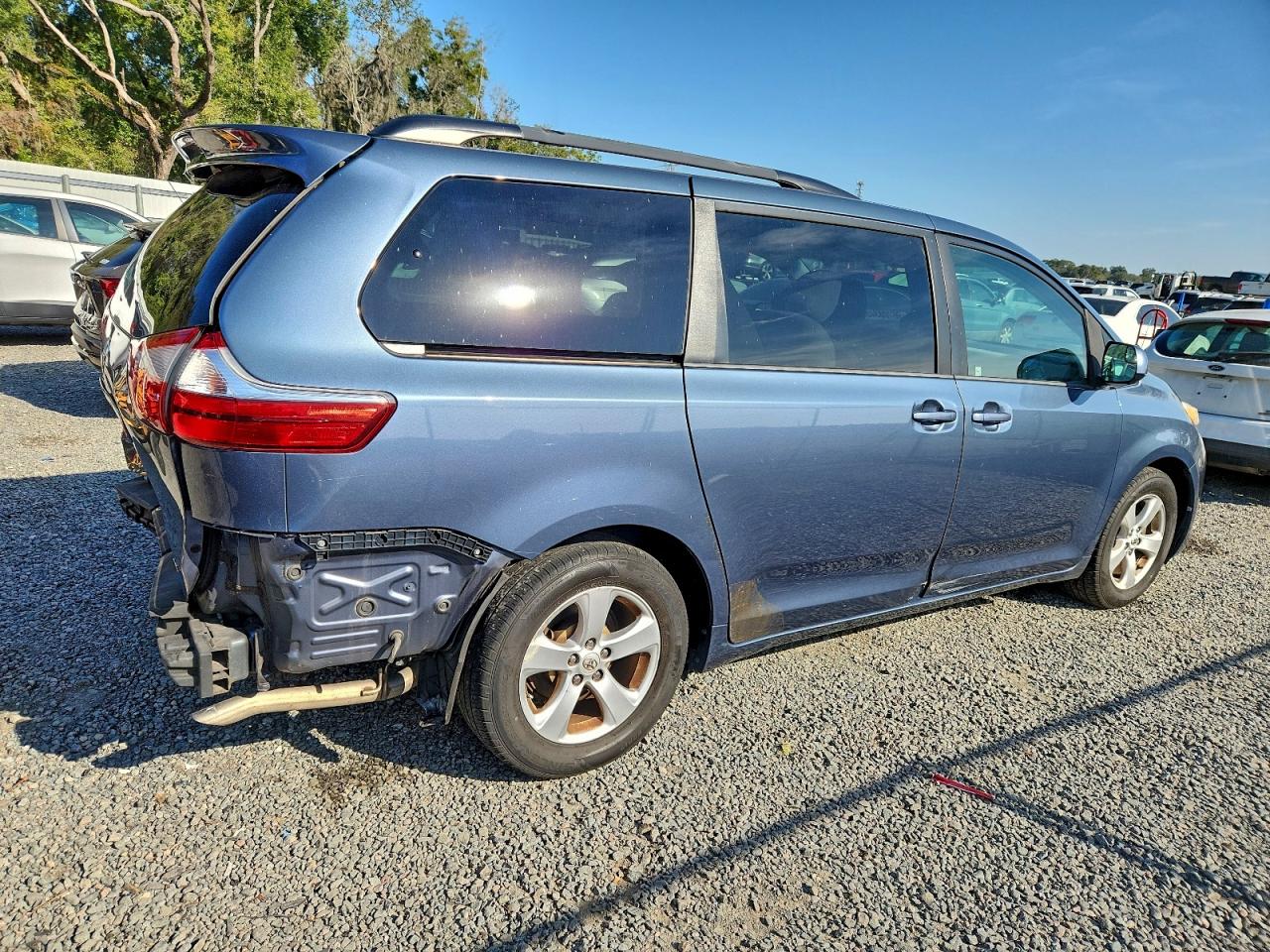 2015 TOYOTA SIENNA LE photo 3