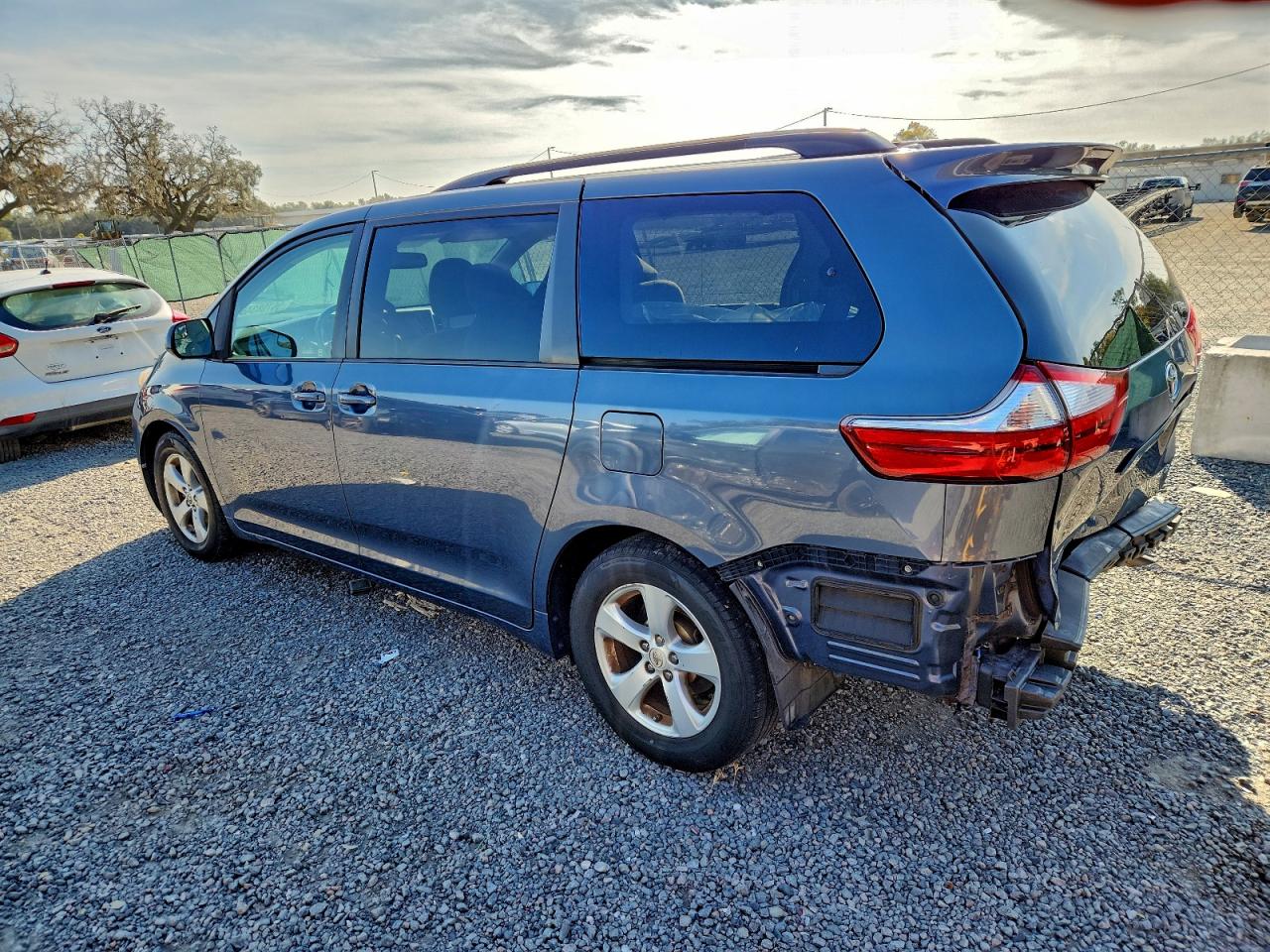 2015 TOYOTA SIENNA LE photo 2