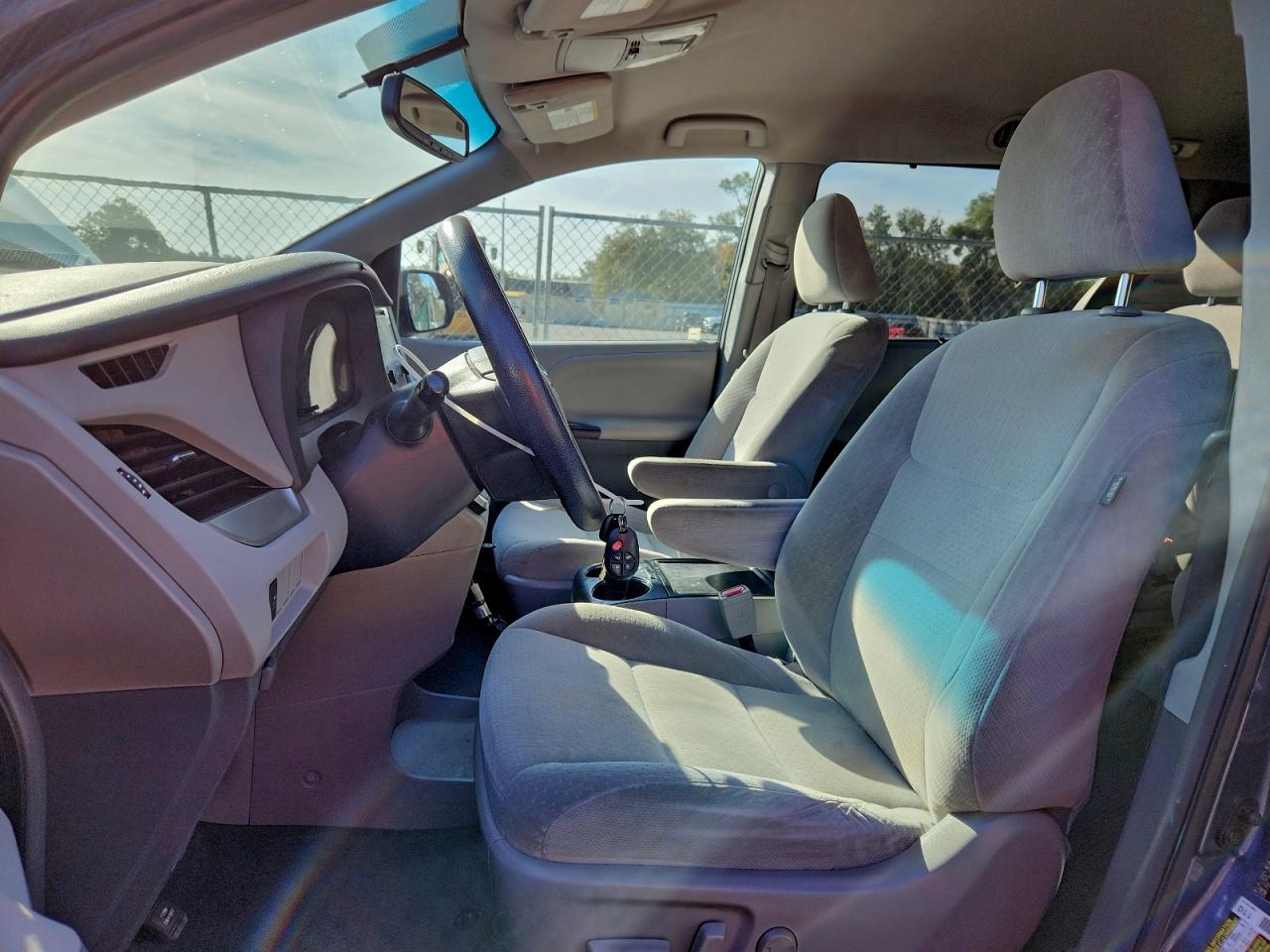 2015 TOYOTA SIENNA LE photo 7