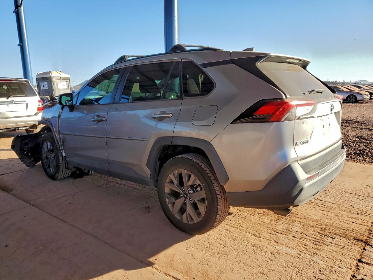 2019 TOYOTA RAV4 XLE photo 2