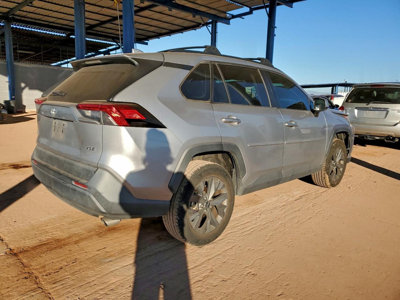 2019 TOYOTA RAV4 XLE photo 3