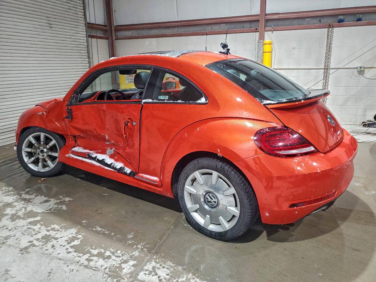 2017 VOLKSWAGEN BEETLE SE photo 2