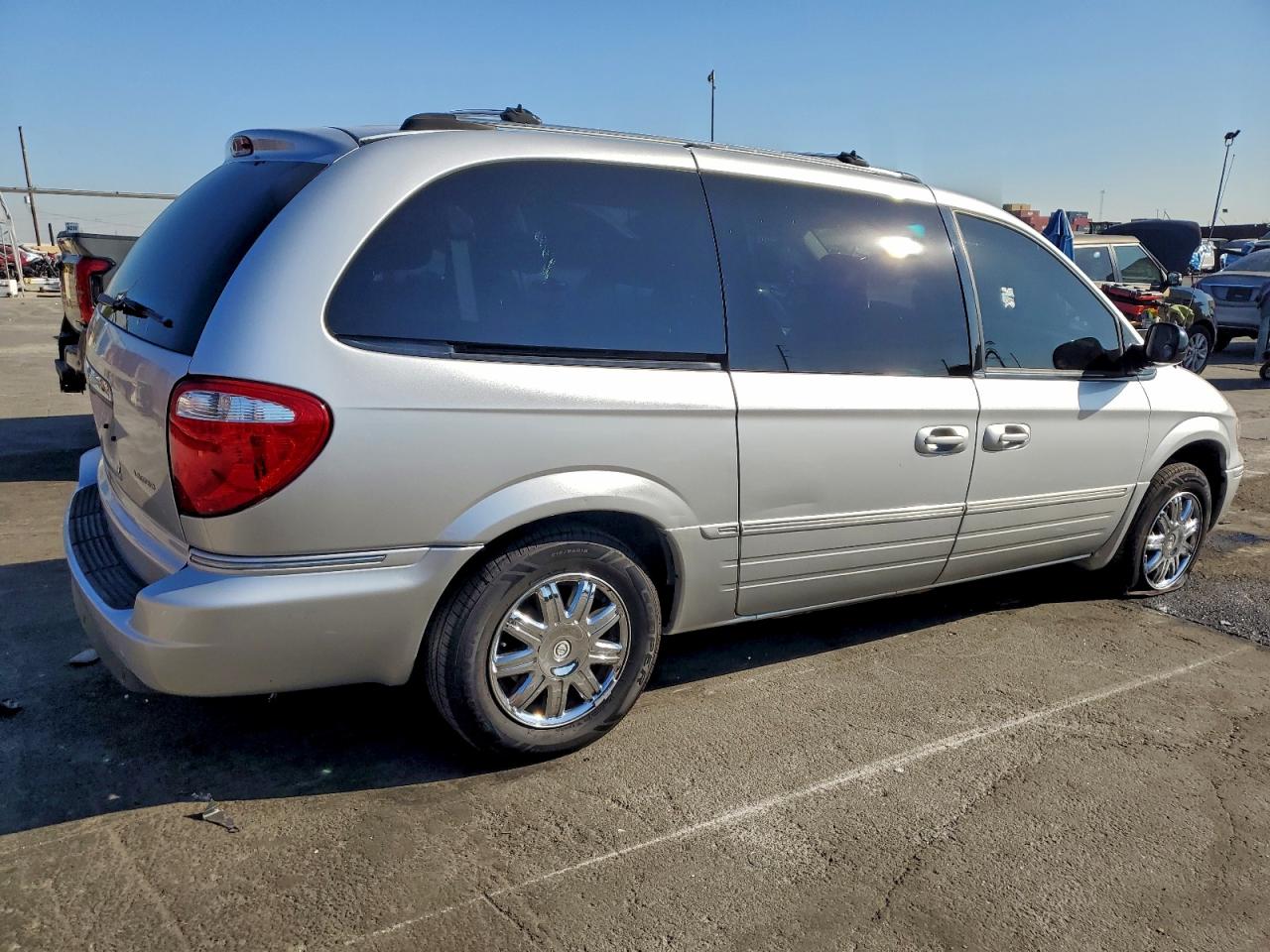 2005 CHRYSLER TOWN & COUNTRY LIMITED photo 3