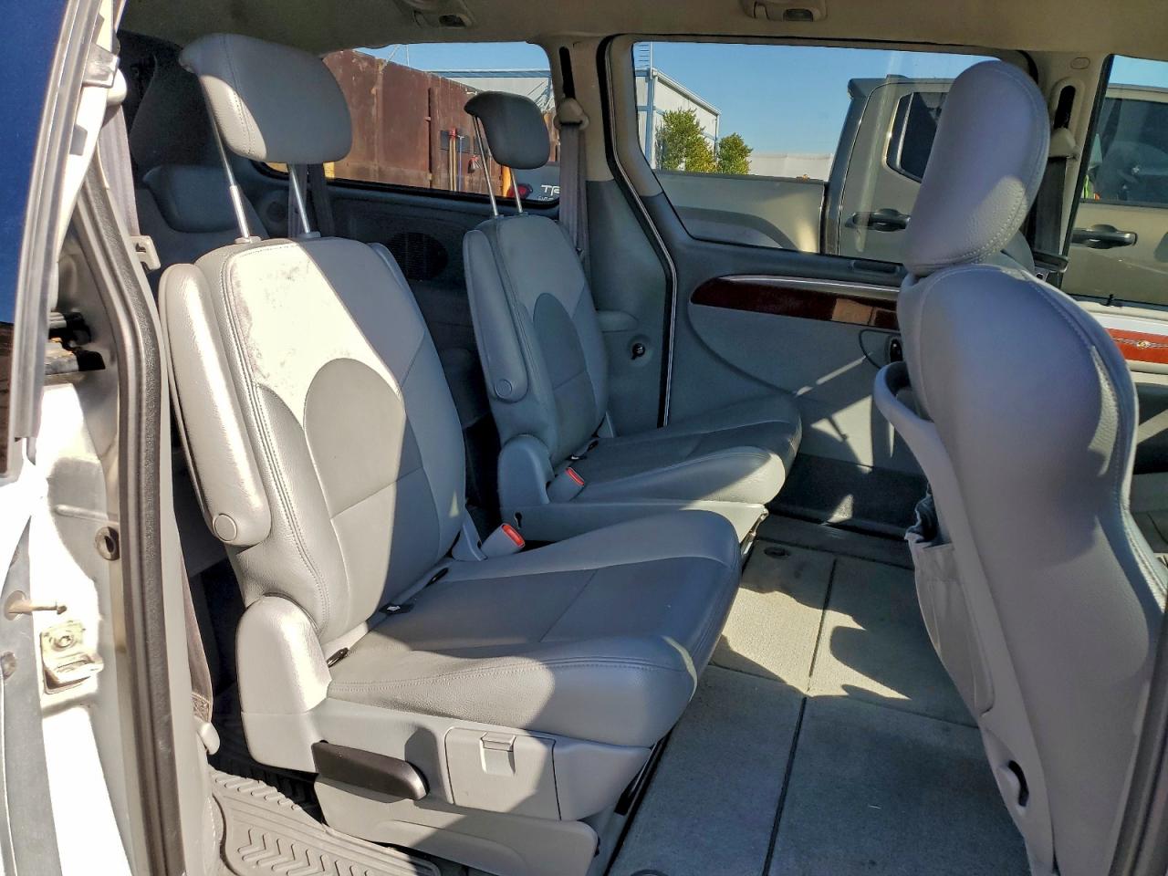 2005 CHRYSLER TOWN & COUNTRY LIMITED photo 11