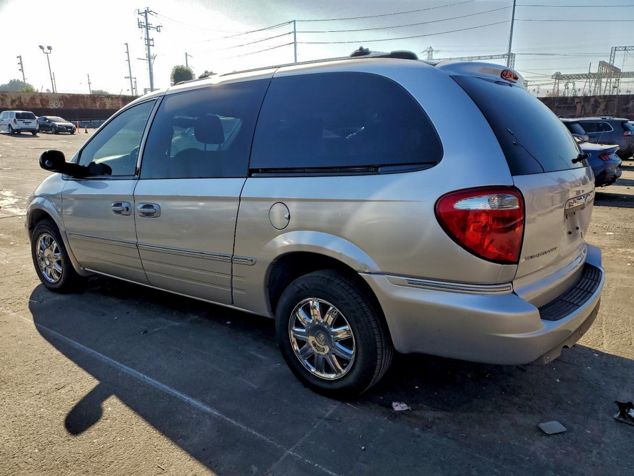 2005 CHRYSLER TOWN & COUNTRY LIMITED photo 2