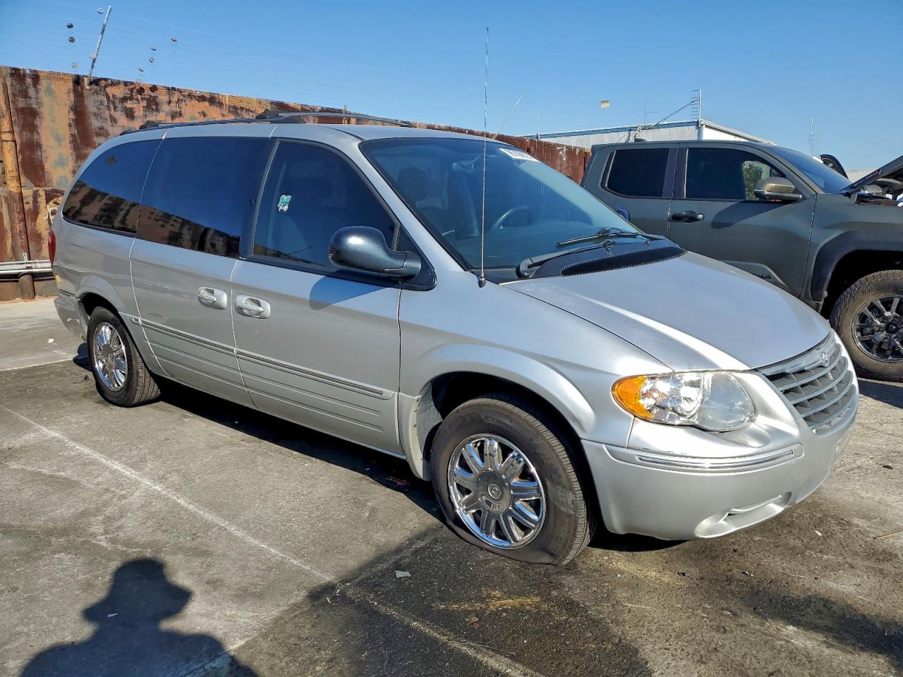 2005 CHRYSLER TOWN & COUNTRY LIMITED photo 4