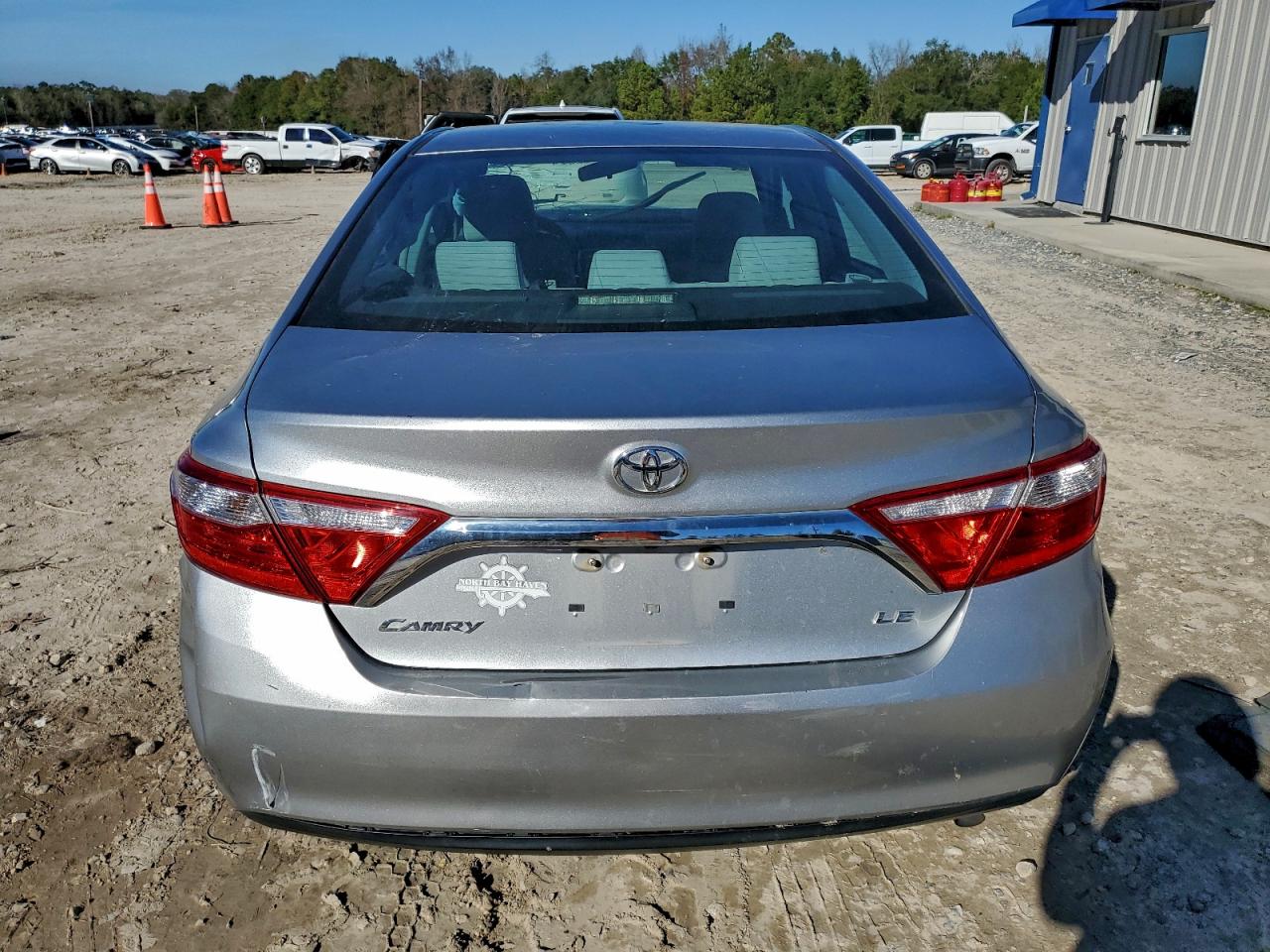 2015 TOYOTA CAMRY LE photo 6