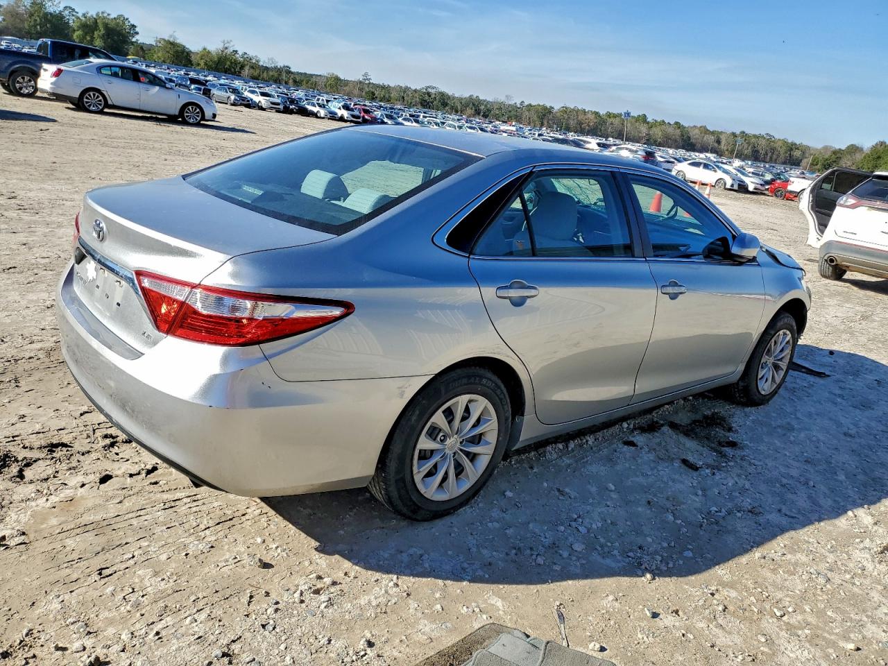 2015 TOYOTA CAMRY LE photo 3