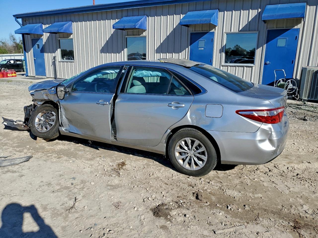2015 TOYOTA CAMRY LE photo 2