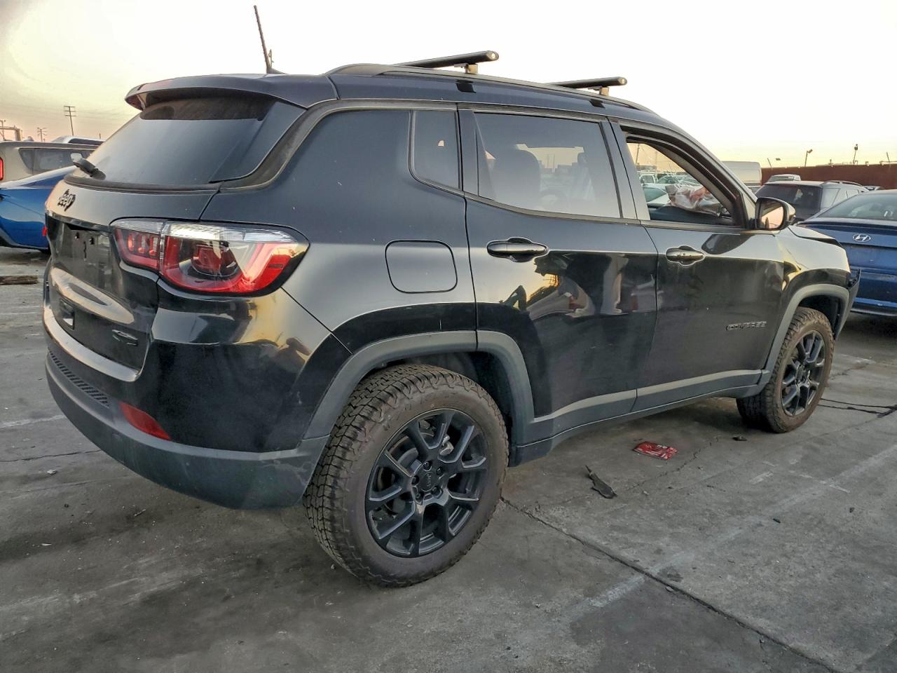 2022 JEEP COMPASS LATITUDE LUX photo 3