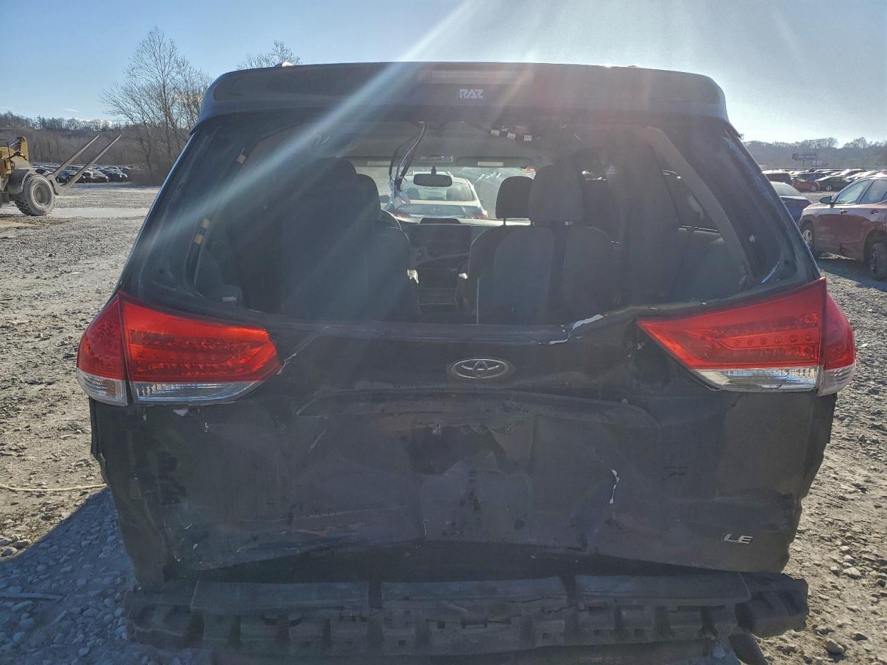 2013 TOYOTA SIENNA LE photo 11