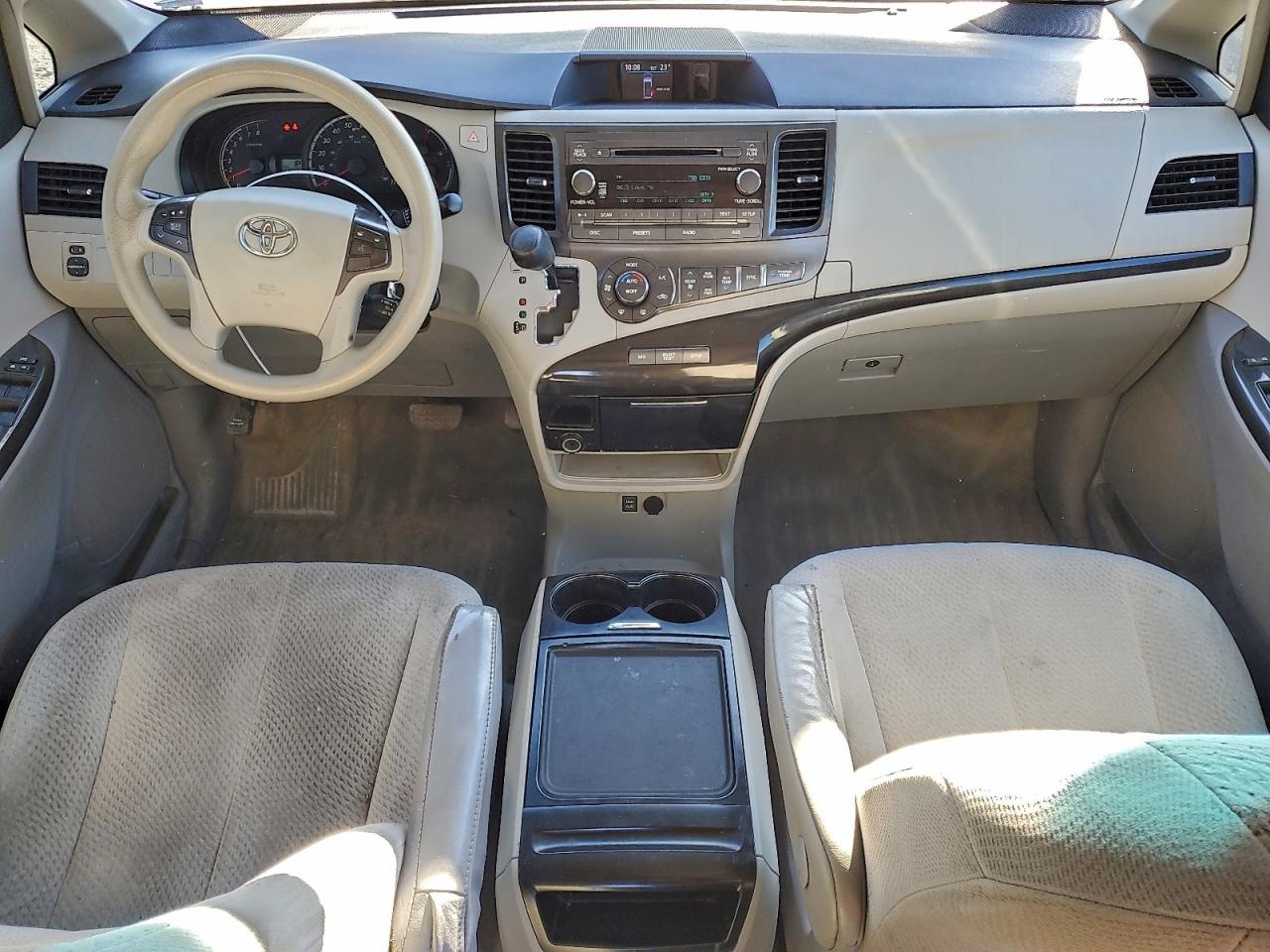 2013 TOYOTA SIENNA LE photo 15