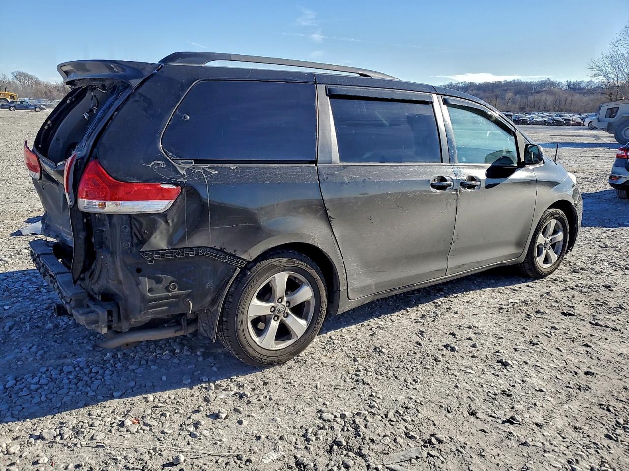 2013 TOYOTA SIENNA LE photo 5
