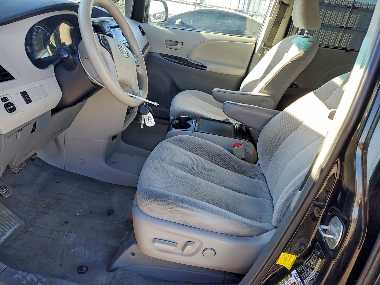 2013 TOYOTA SIENNA LE photo 13