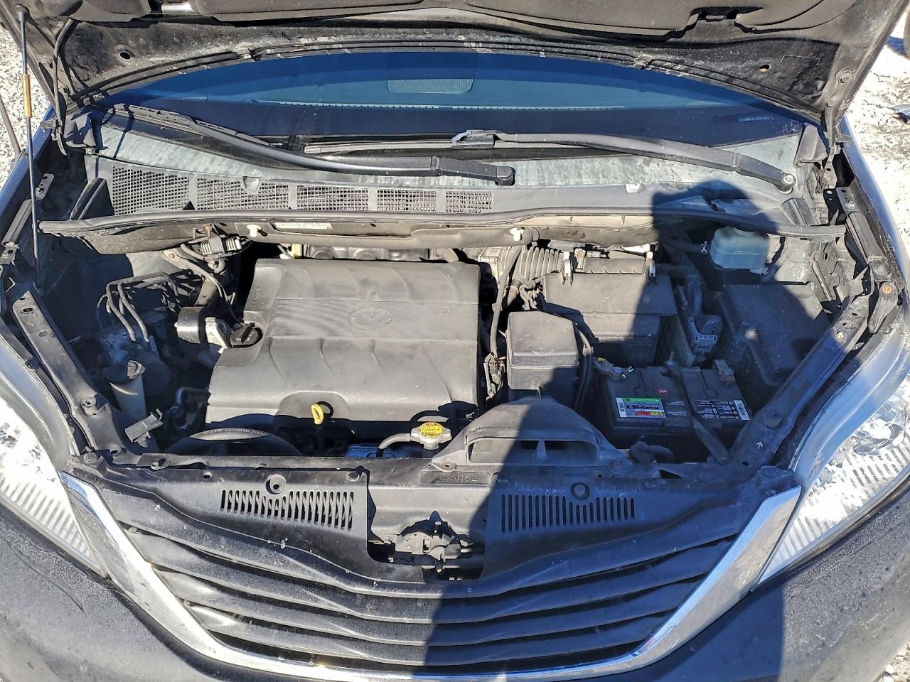 2013 TOYOTA SIENNA LE photo 23