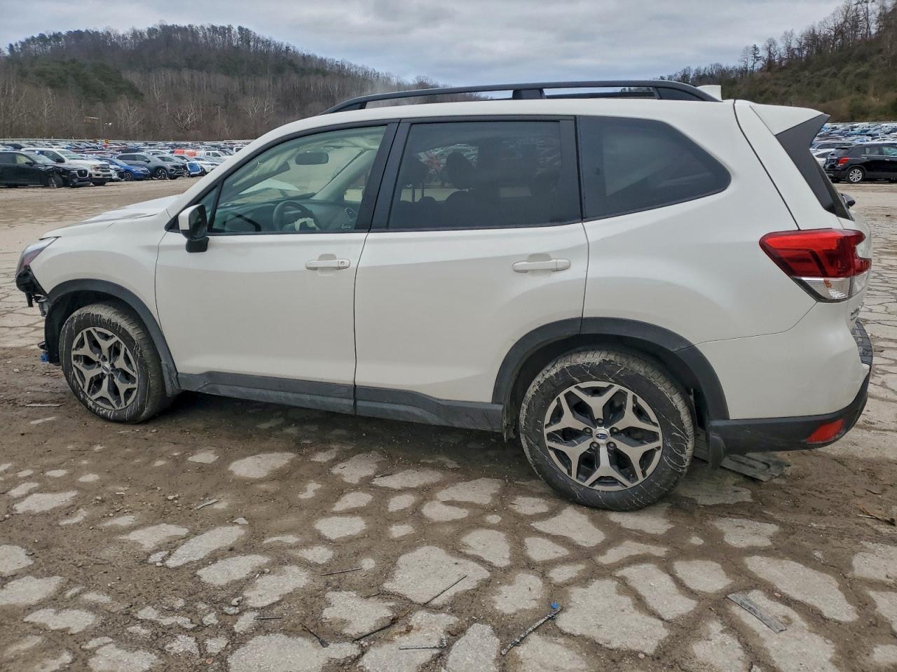 2020 SUBARU FORESTER PREMIUM photo 2