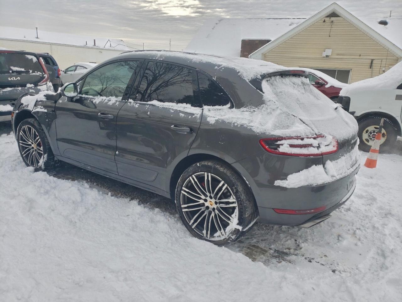 2016 PORSCHE MACAN TURBO photo 2