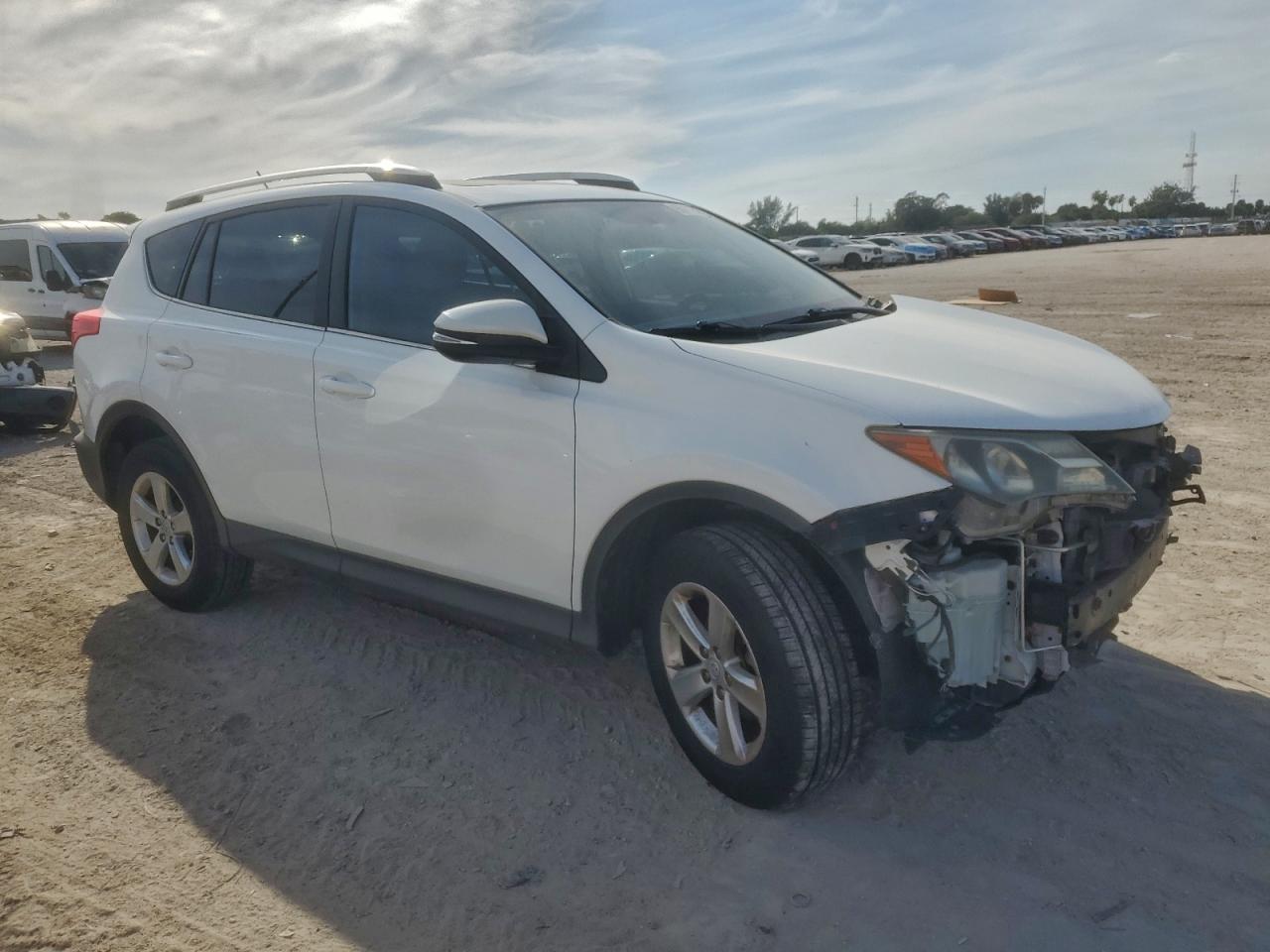 2014 TOYOTA RAV4 XLE photo 4