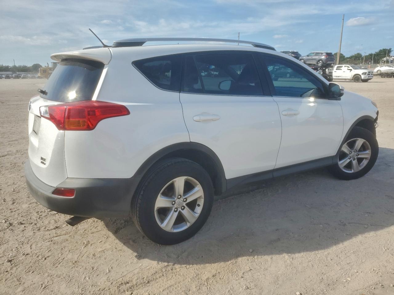 2014 TOYOTA RAV4 XLE photo 3