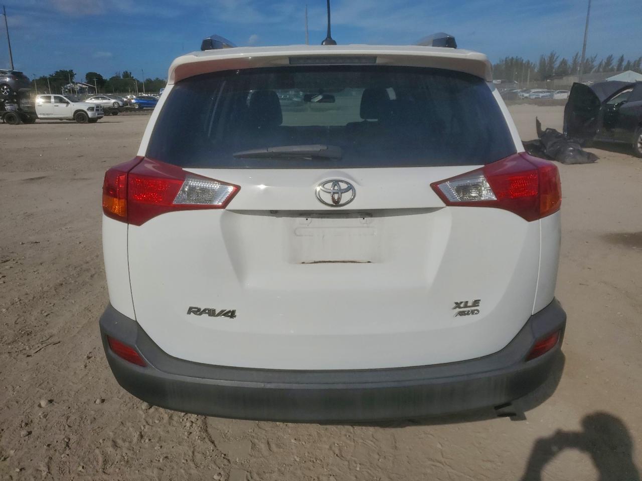 2014 TOYOTA RAV4 XLE photo 6