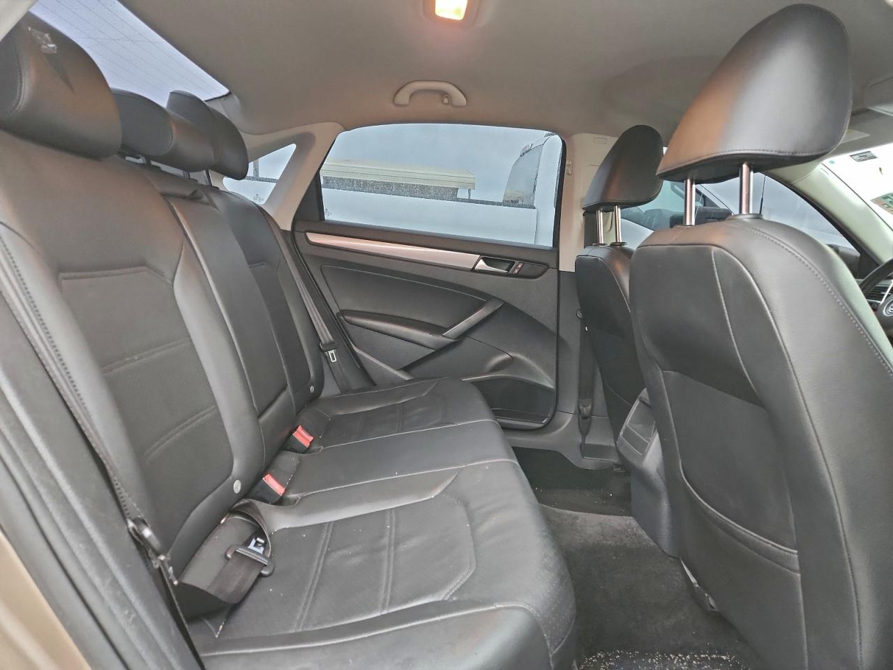2015 VOLKSWAGEN PASSAT S photo 10