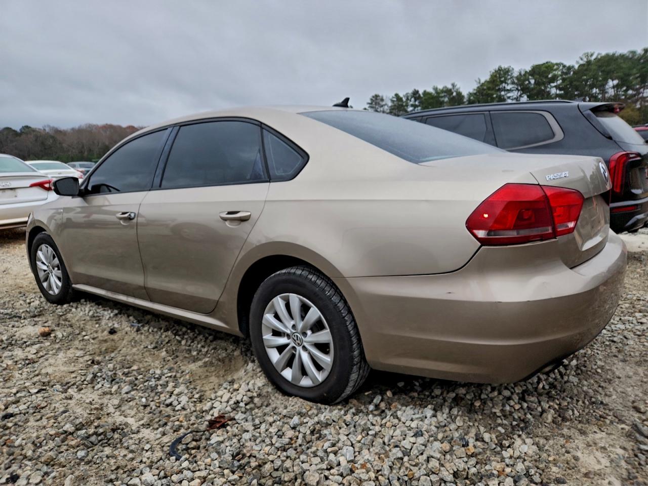 2015 VOLKSWAGEN PASSAT S photo 2