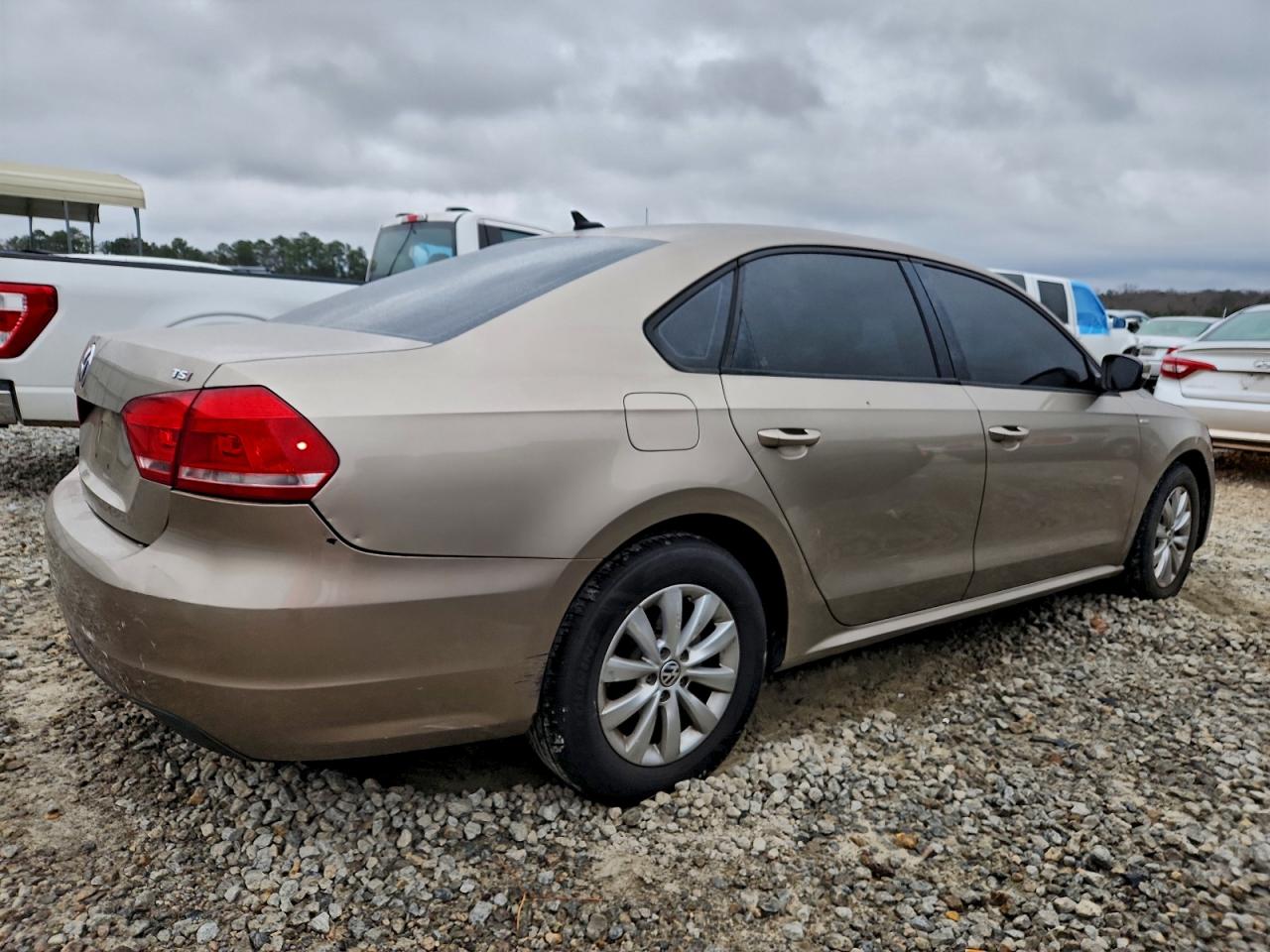2015 VOLKSWAGEN PASSAT S photo 3