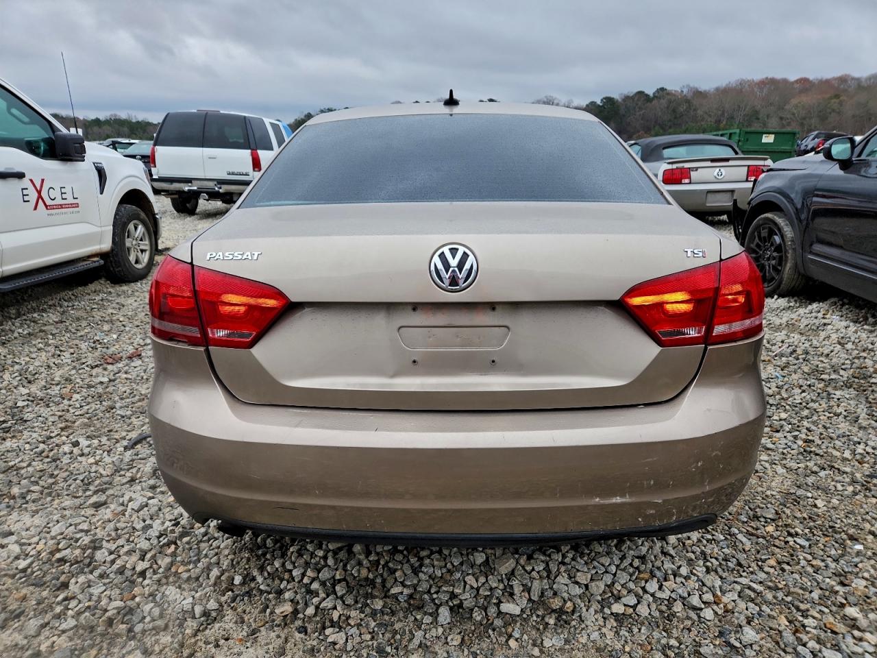 2015 VOLKSWAGEN PASSAT S photo 6