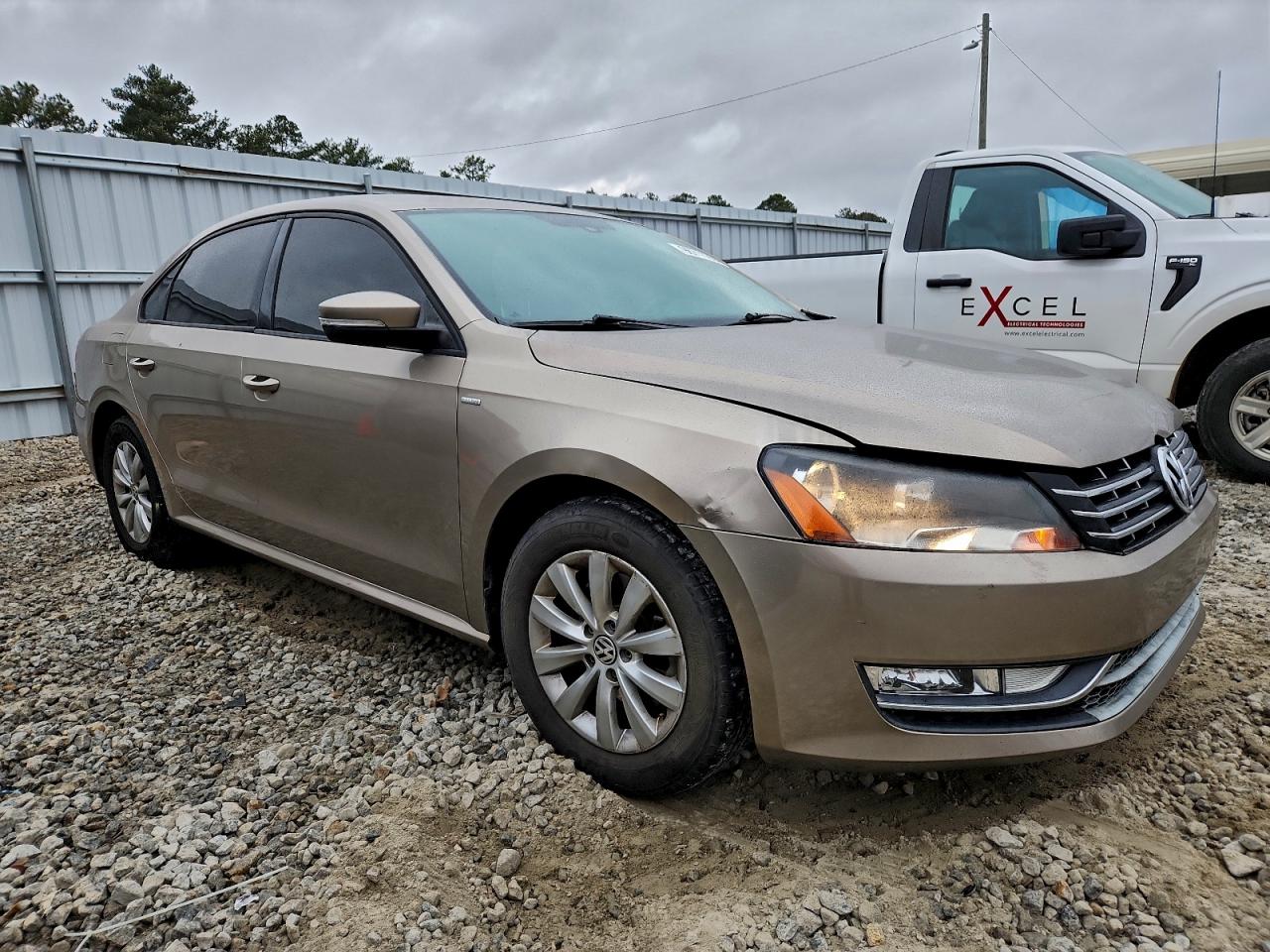 2015 VOLKSWAGEN PASSAT S photo 4