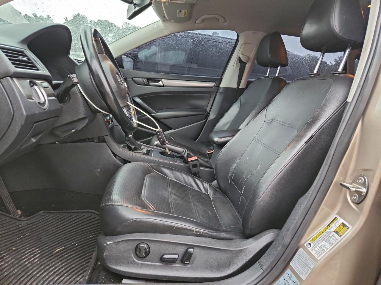 2015 VOLKSWAGEN PASSAT S photo 7