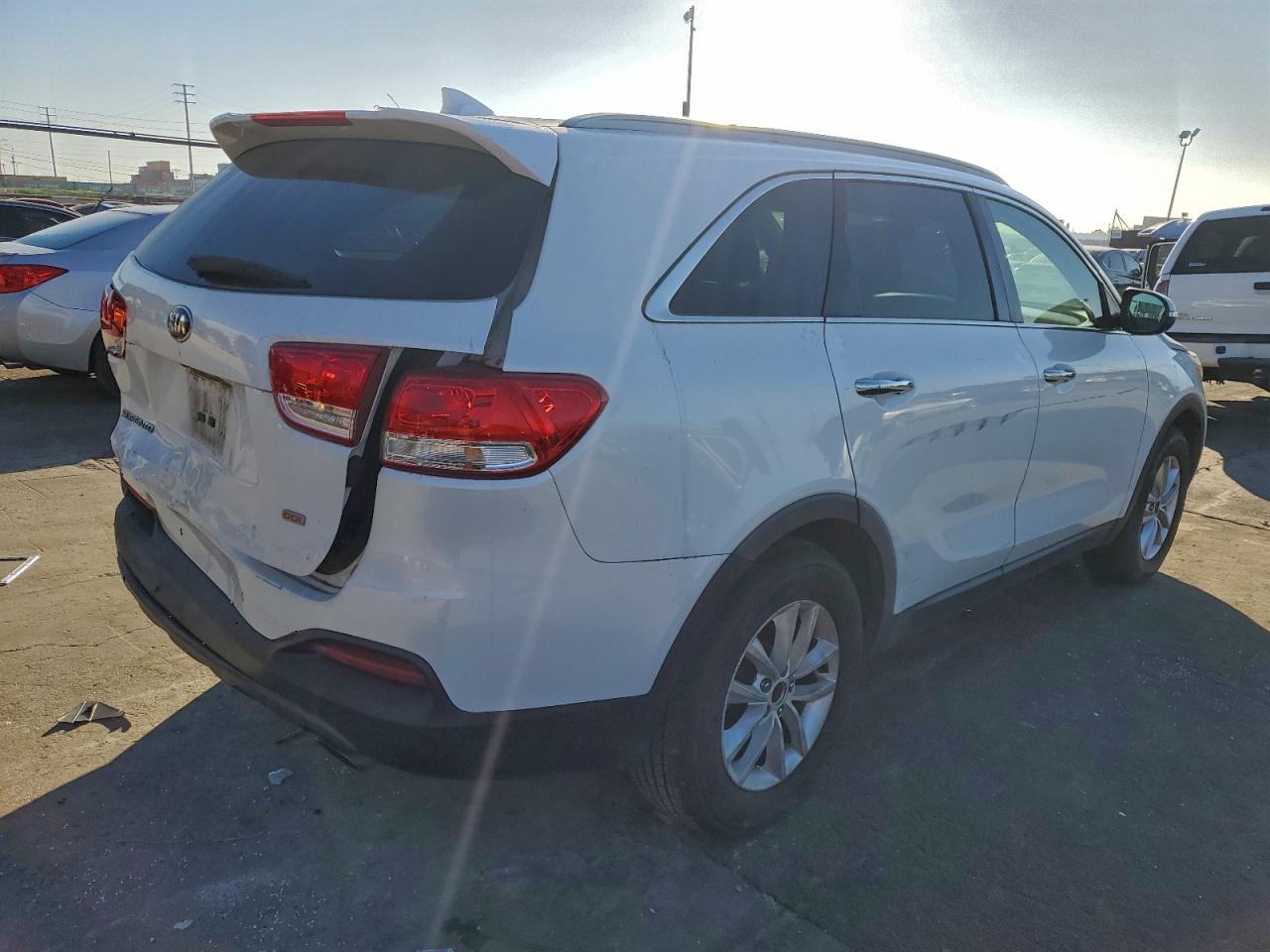 2016 KIA SORENTO LX photo 3