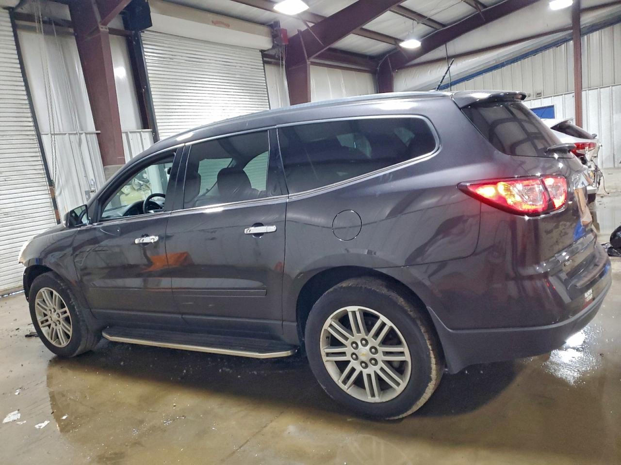 2014 CHEVROLET TRAVERSE LT photo 2