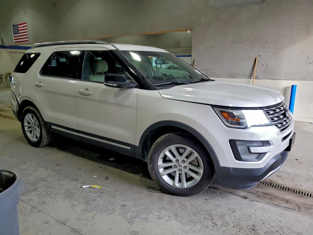2017 FORD EXPLORER XLT photo 4
