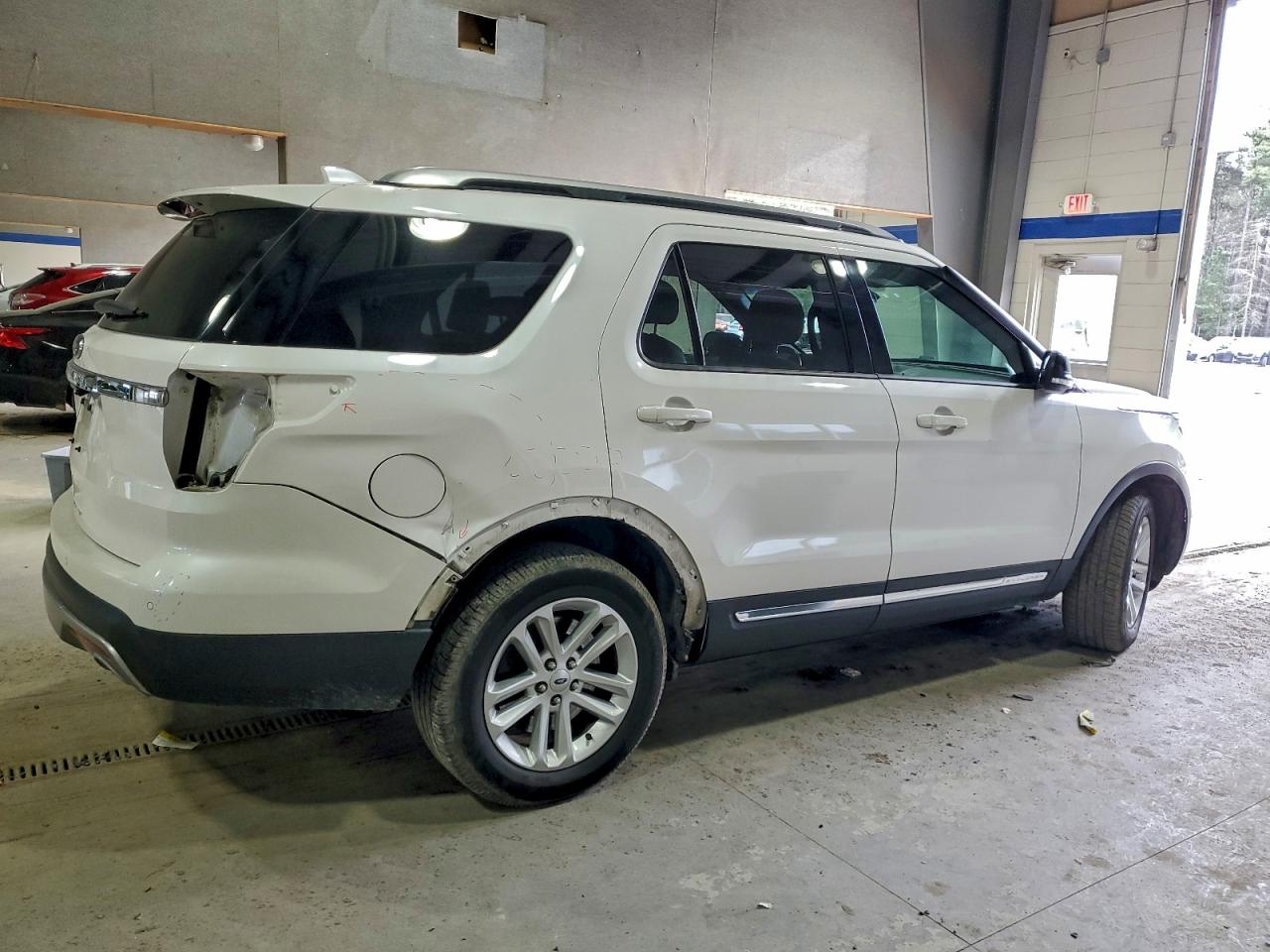 2017 FORD EXPLORER XLT photo 3