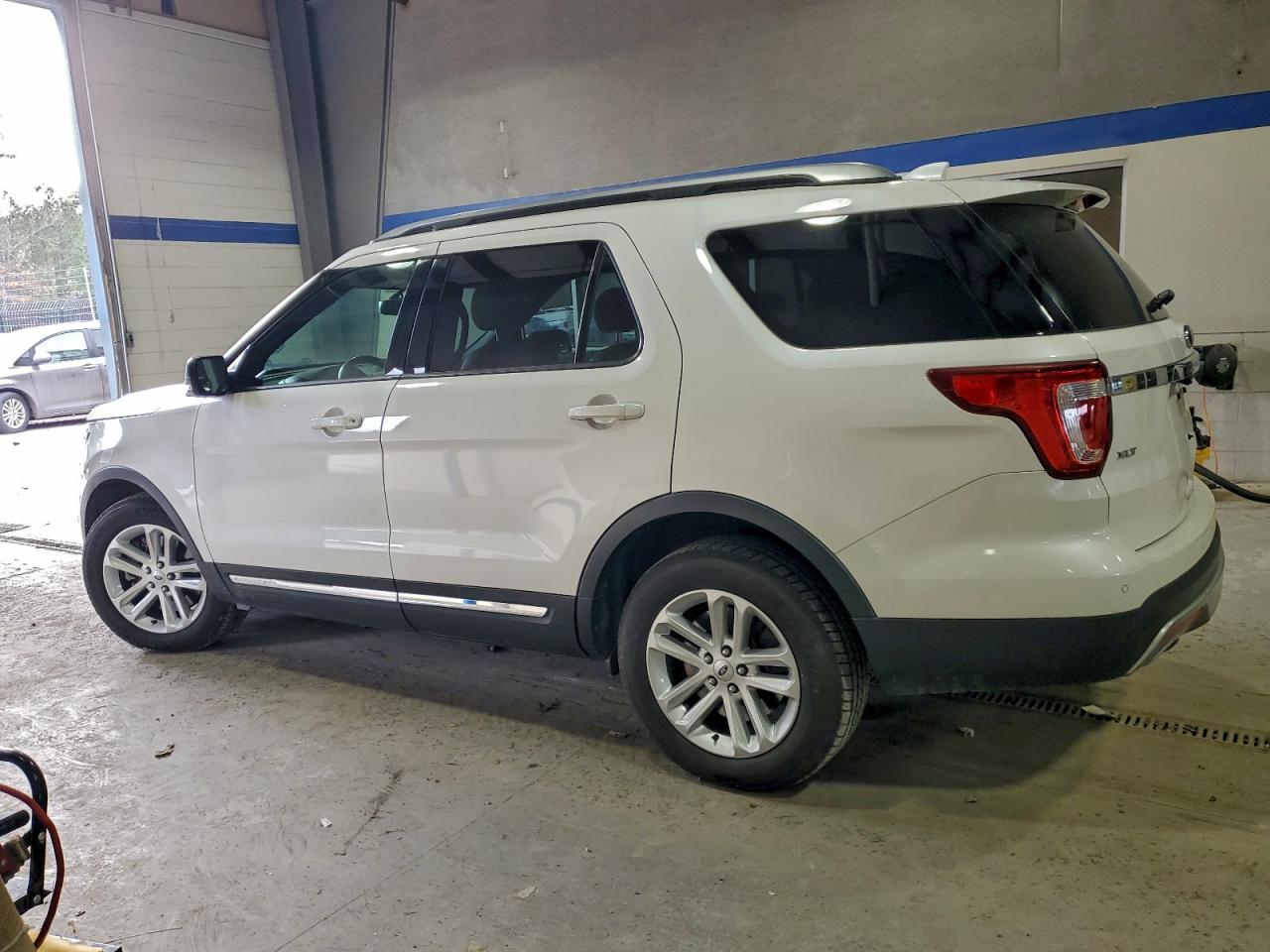 2017 FORD EXPLORER XLT photo 2