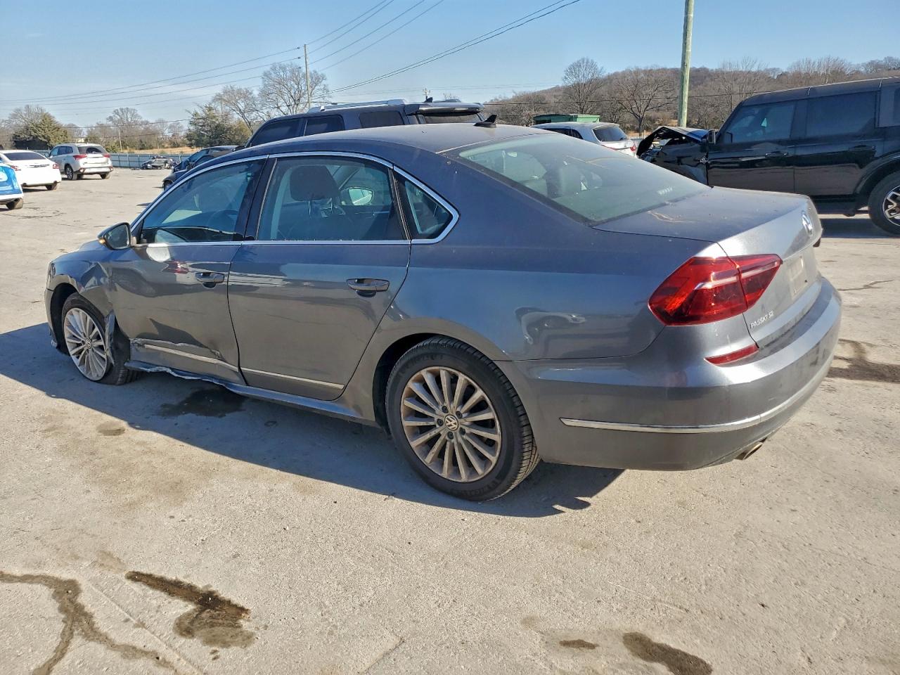 2017 VOLKSWAGEN PASSAT SE photo 3