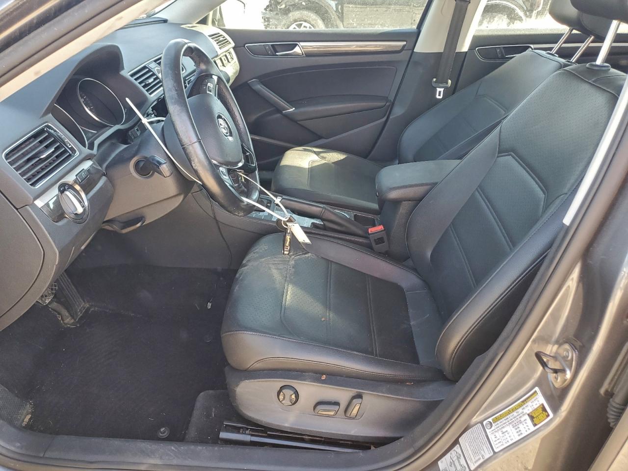 2017 VOLKSWAGEN PASSAT SE photo 13