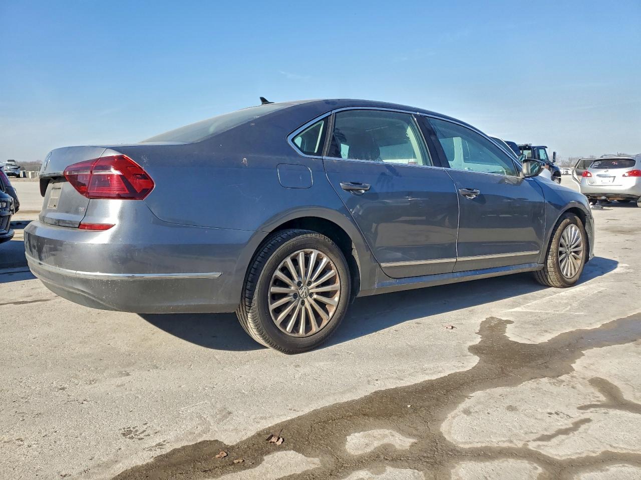 2017 VOLKSWAGEN PASSAT SE photo 5