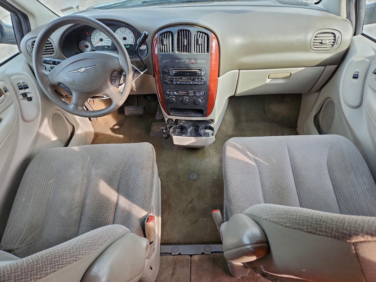 2005 CHRYSLER TOWN & COUNTRY LX photo 8