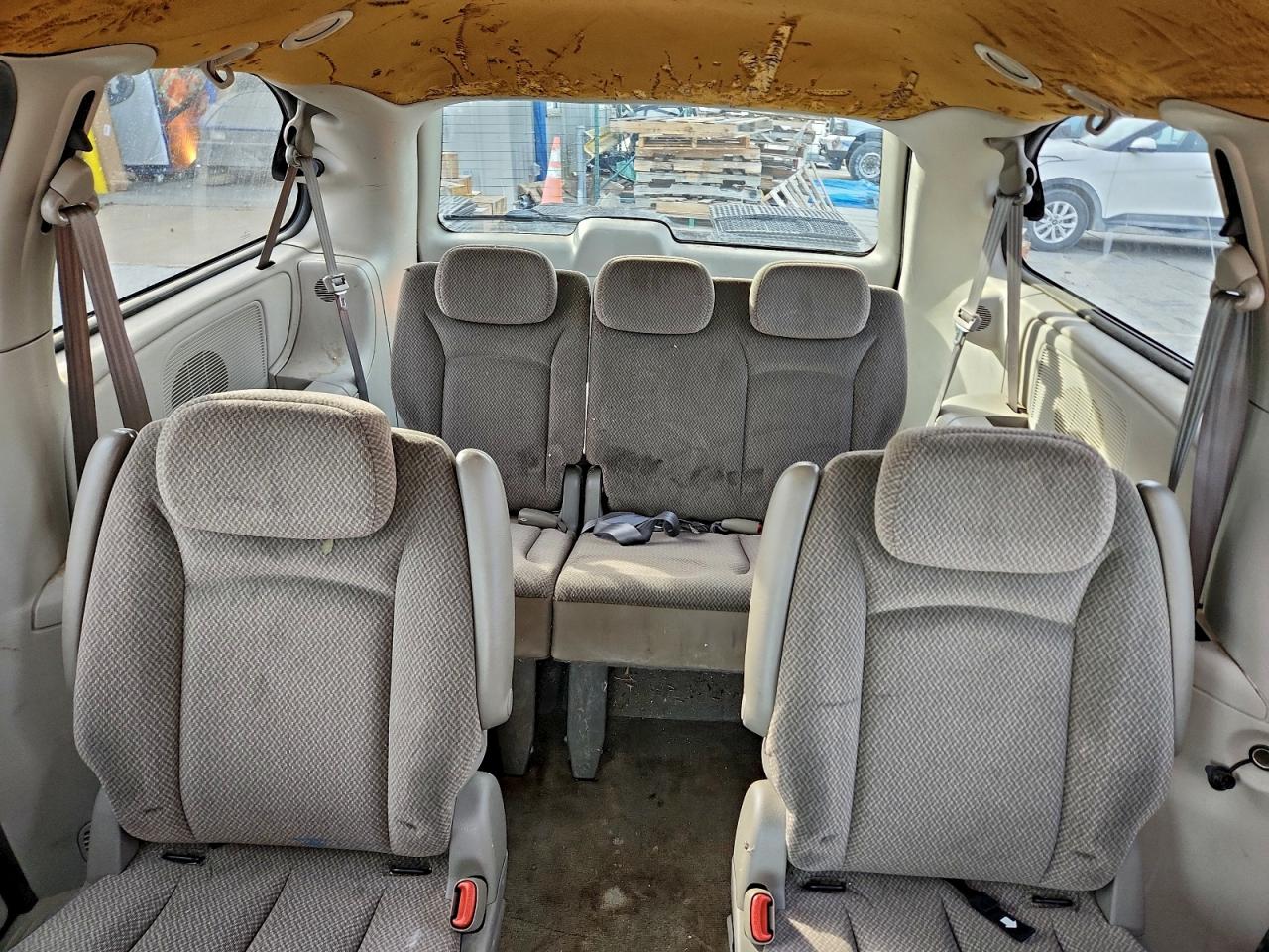 2005 CHRYSLER TOWN & COUNTRY LX photo 10