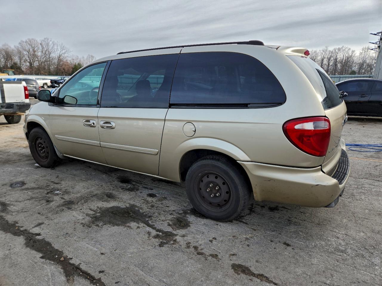 2005 CHRYSLER TOWN & COUNTRY LX photo 2