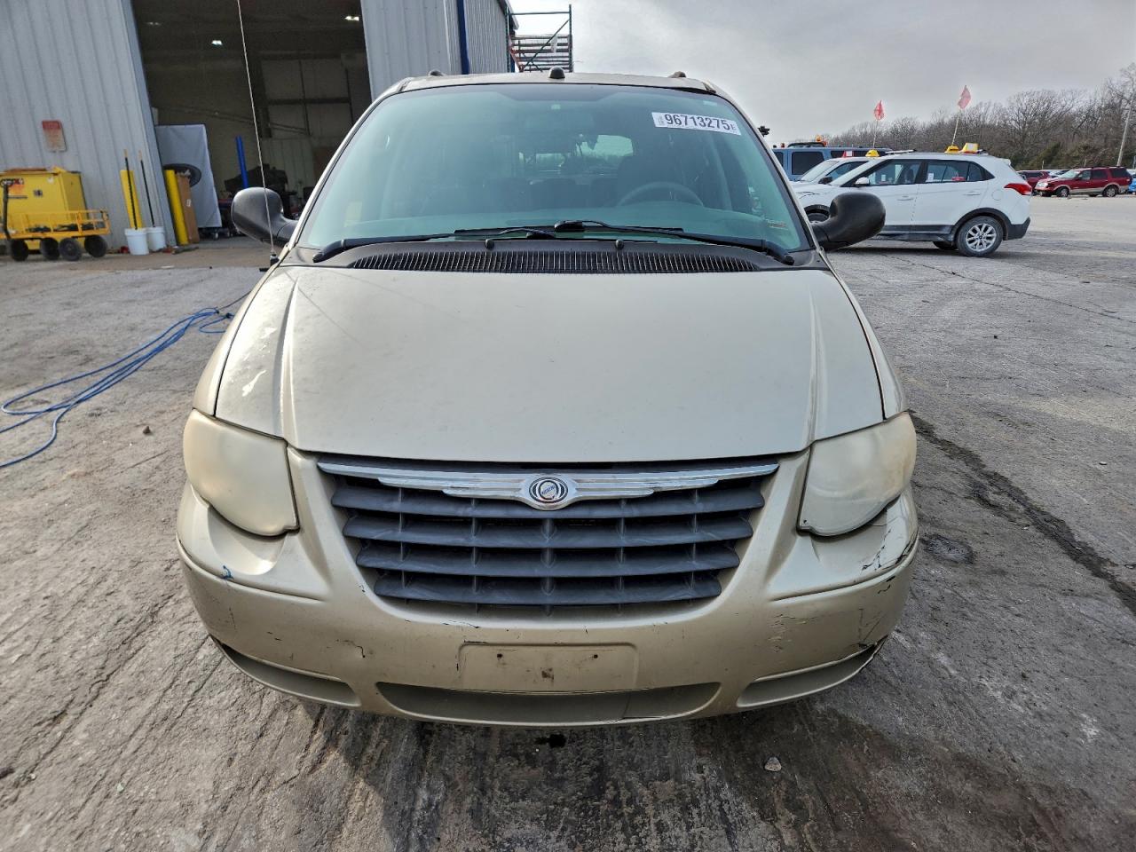 2005 CHRYSLER TOWN & COUNTRY LX photo 5