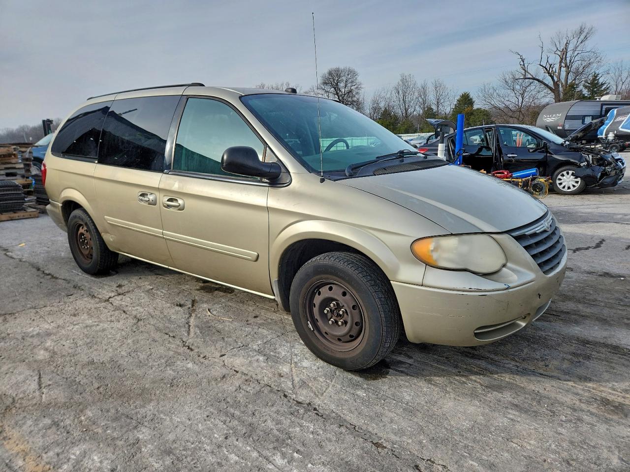 2005 CHRYSLER TOWN & COUNTRY LX photo 4