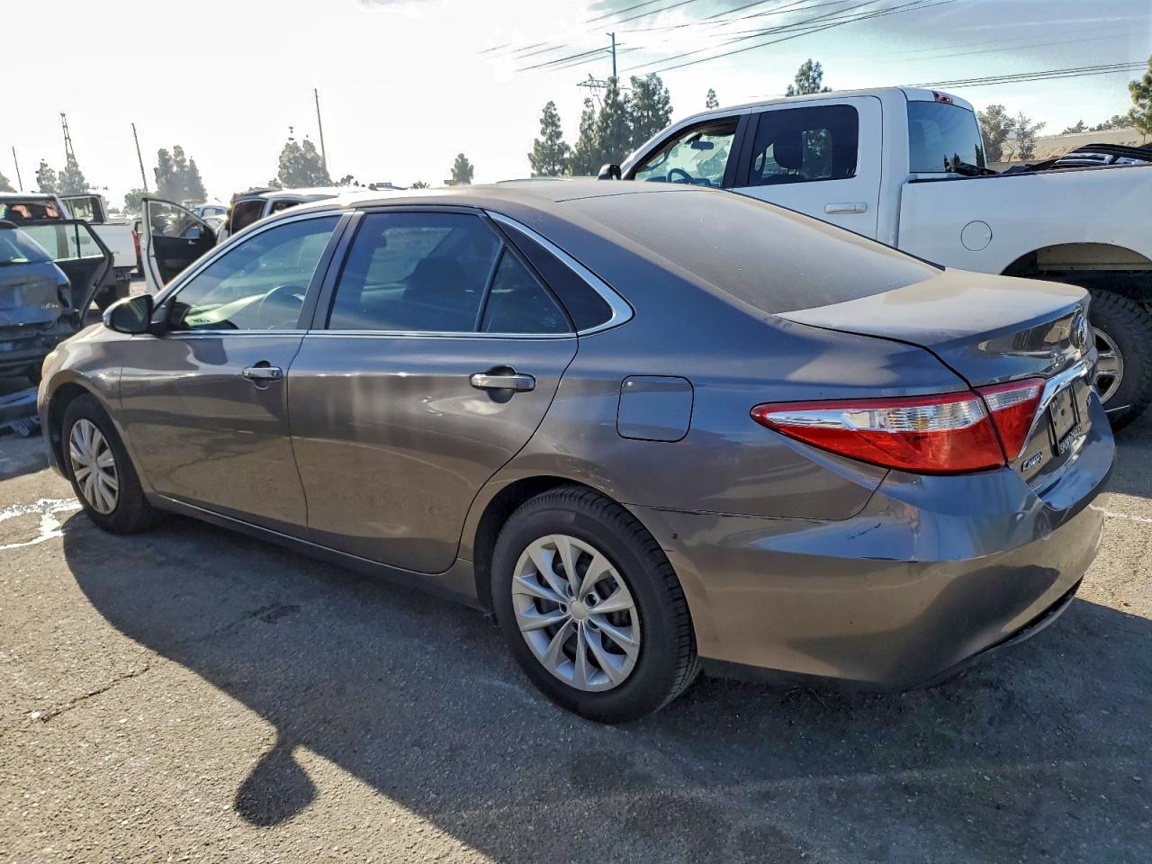 2017 TOYOTA CAMRY LE photo 2