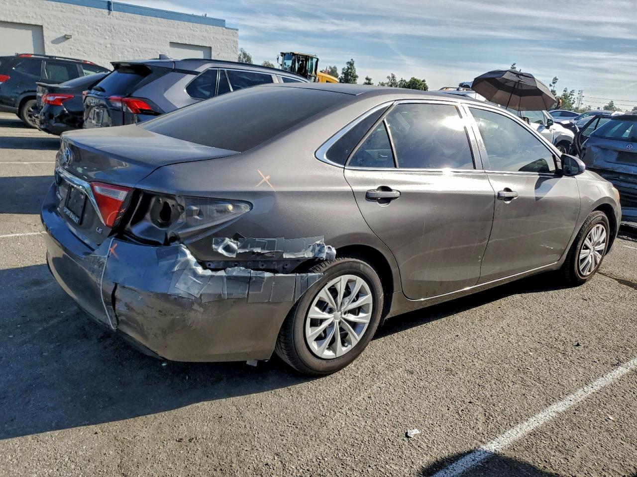 2017 TOYOTA CAMRY LE photo 3