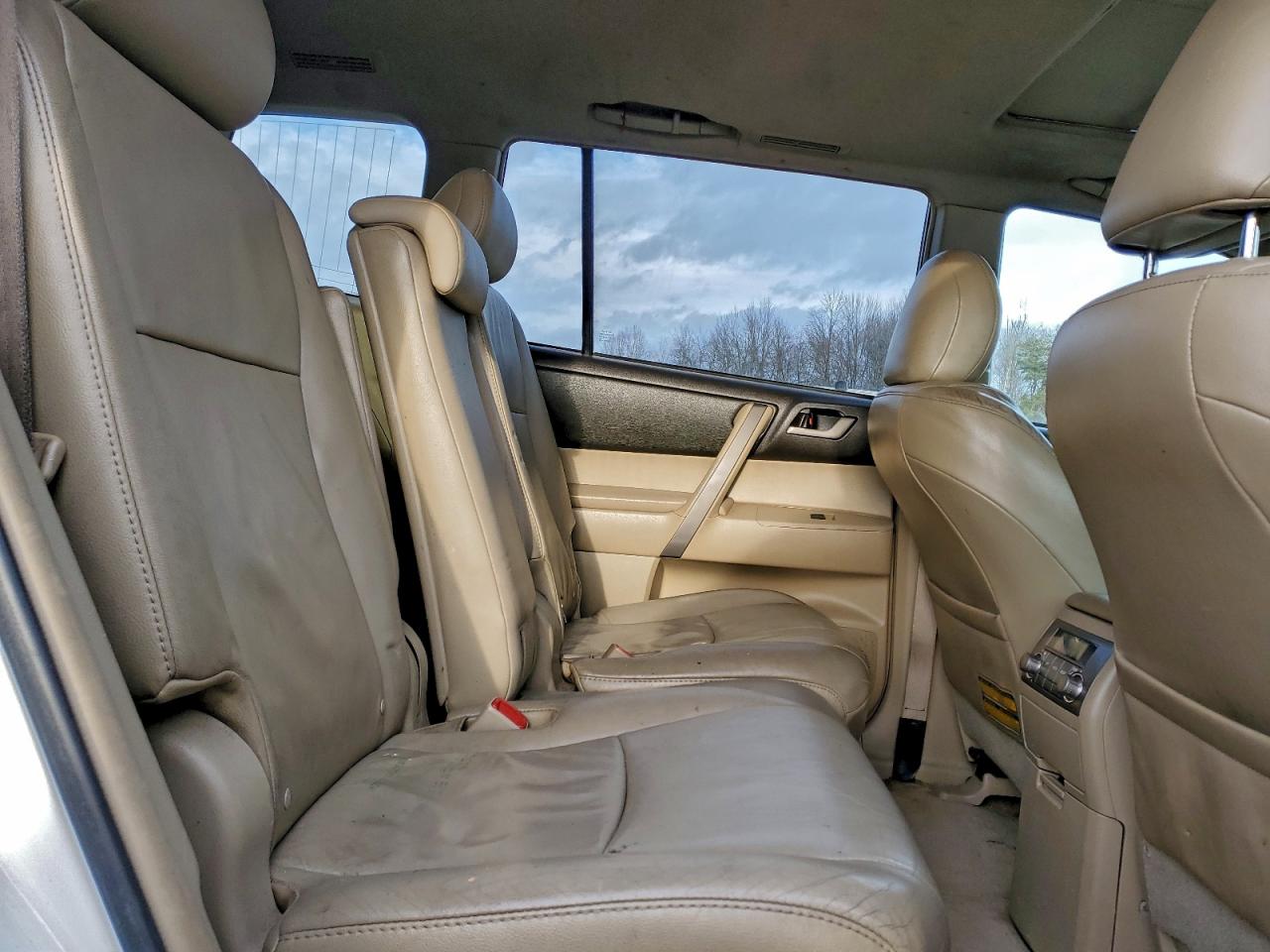 2010 TOYOTA HIGHLANDER SE photo 10