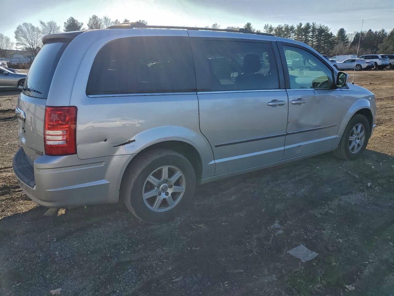 2010 CHRYSLER TOWN & COUNTRY TOURING photo 3