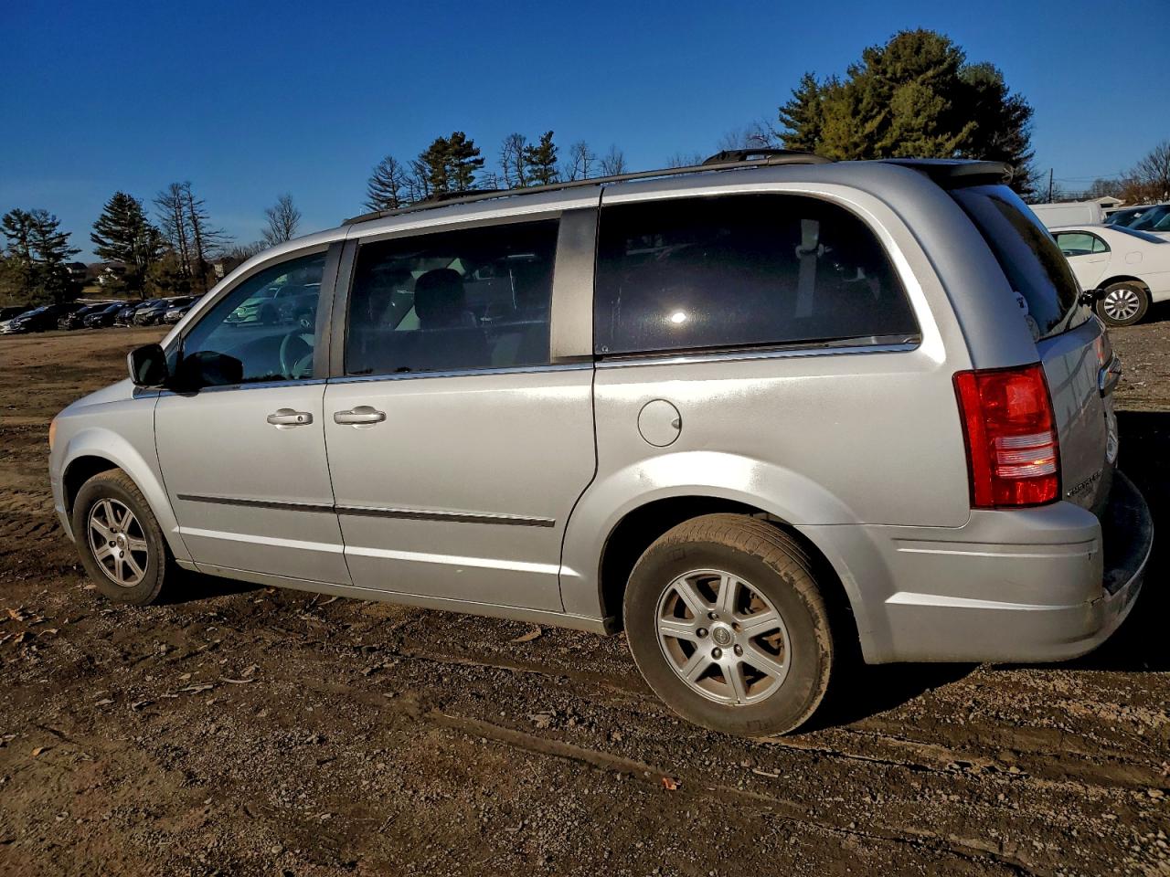 2010 CHRYSLER TOWN & COUNTRY TOURING photo 2